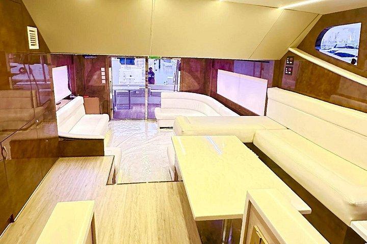ドバイハーバーでのプライベート大晦日ヨットクルーズ