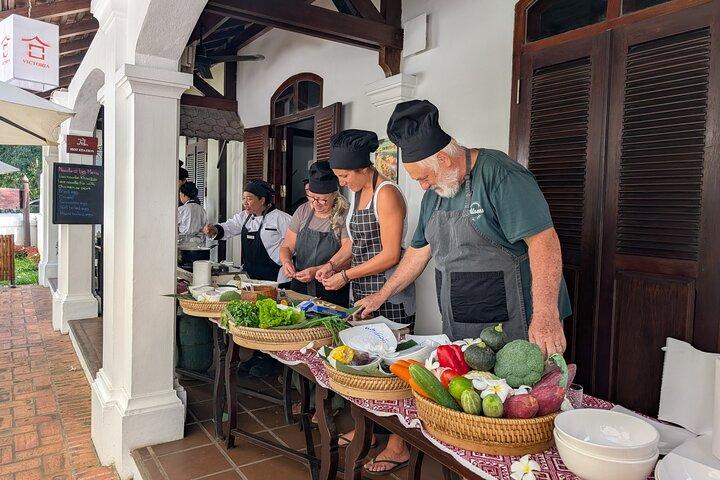 旧王宮でラオス本格料理を体験