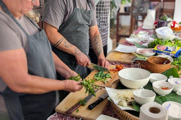 旧王宮でラオス本格料理を体験