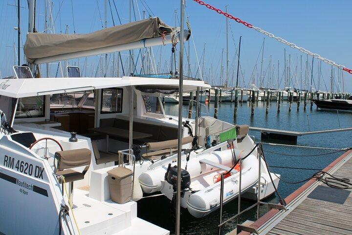 Catamaran exclusif. Expérience d'une demi-journée
