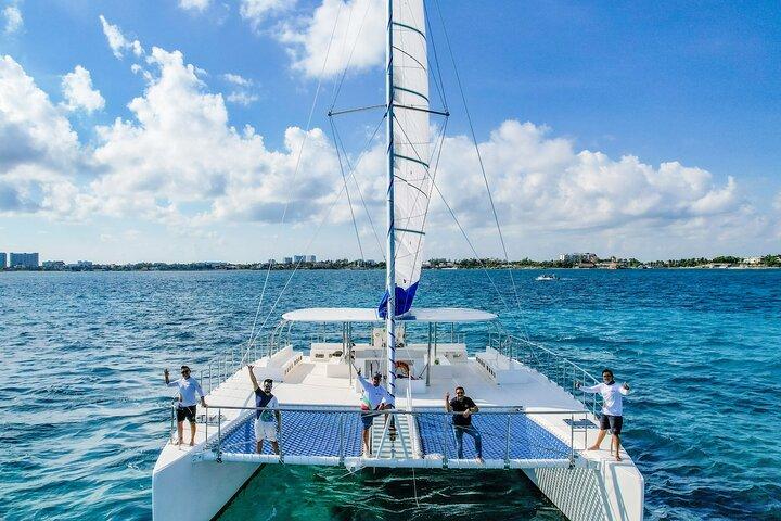 Crucero en catamarán por Isla Mujeres y Beach Club desde Riviera Maya
