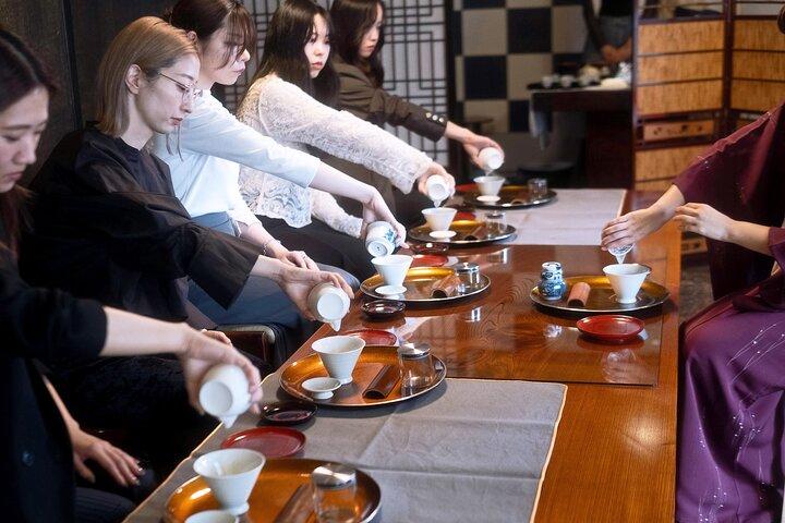 京都で熟練の茶人による煎茶体験