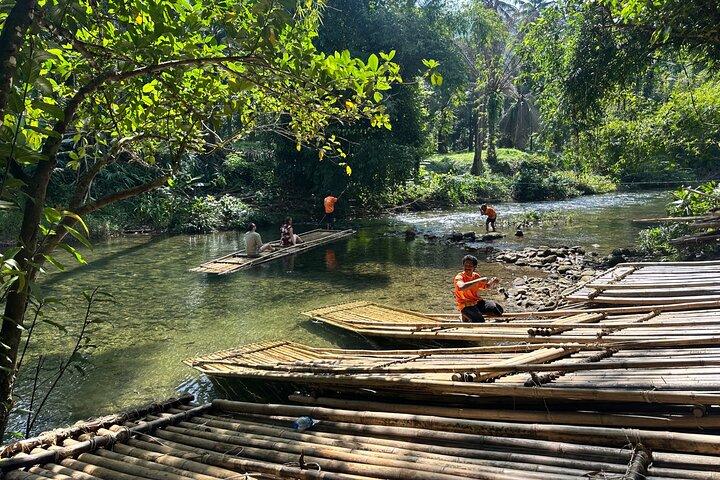 Khao Lak : Tour de medio día de rafting en bambú, templo y cascada