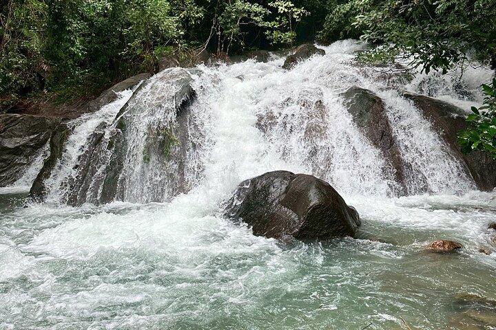 Khao Lak : Tour de medio día de rafting en bambú, templo y cascada