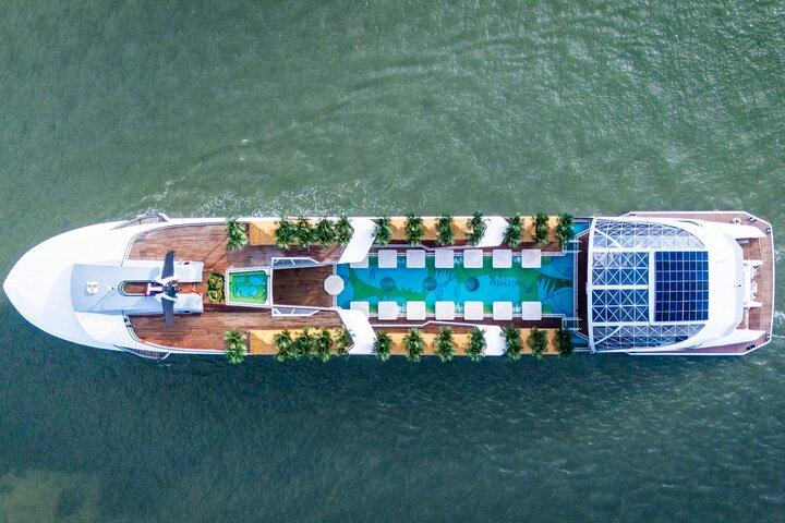Segla Halong Bay i lyx Dolphin Day Cruise med panoramautsikt