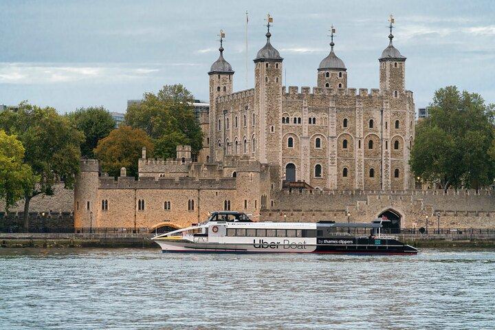 ロンドン360片道テムズ川下りとホップオンホップオフバスツアー