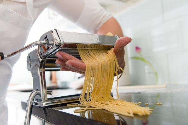 Divertimento Pasta Making Class in un elegante Craft Beer Bar