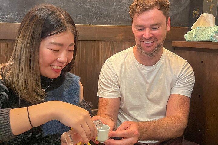 東京 : 新宿プライベートツアー ゴールデン街、日本酒飲み放題