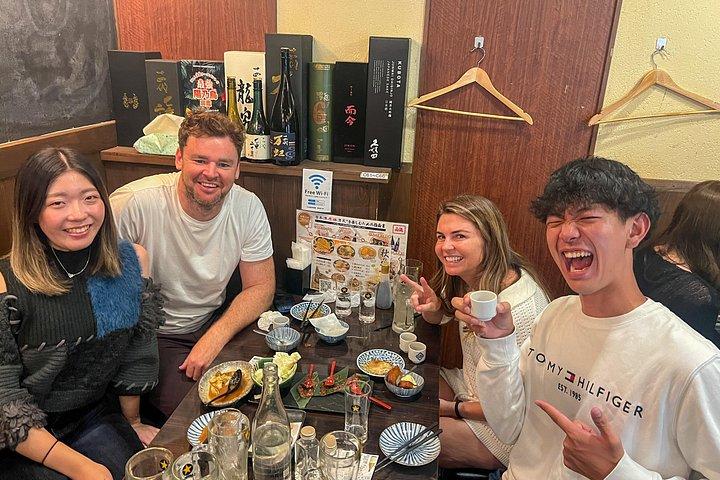東京 : 新宿プライベートツアー ゴールデン街、日本酒飲み放題