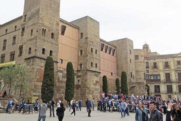 バルセロナのゴシック地区を巡るプライベートツアー。ポルトガル語、スペイン語、英語での案内が可能です。
