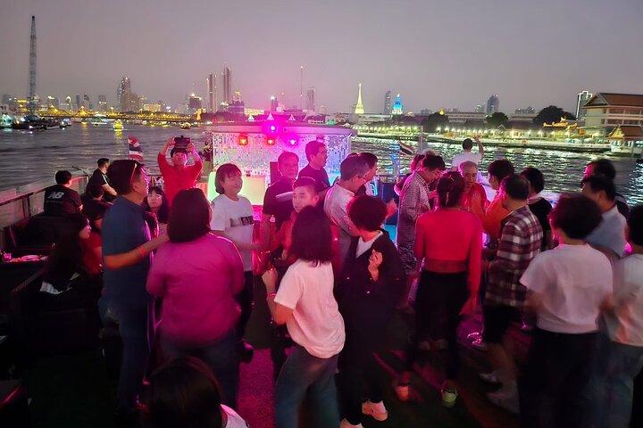 チャオプラヤー川でのバンコクヨードシアムナイトパーティークルーズ