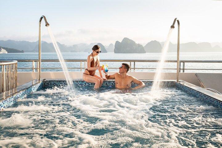 Fra Tuan Chau Marina: Luksus Ha Long Bay Cruise med buffet