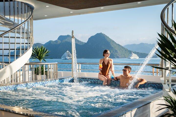 6 horas de luxo Ha Long Bay Cruise com buffet, caverna e caiaque