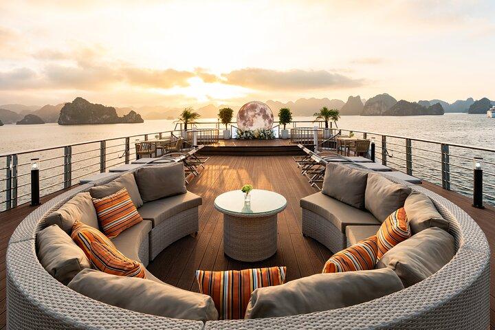 Luksus Ha Long Bay Cruise med buffet fra Tuan Chau Havn