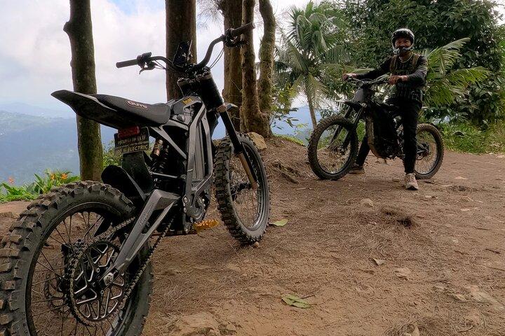 サムイ島のジャングルと山での電動ダートバイクプライベートツアー