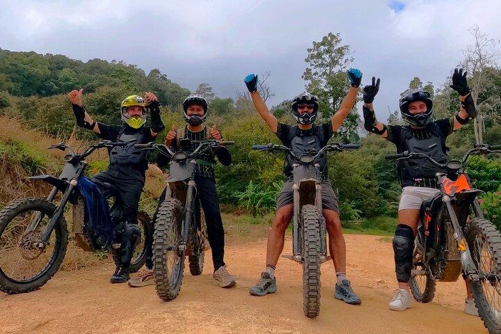 サムイ島のジャングルと山での電動ダートバイクプライベートツアー