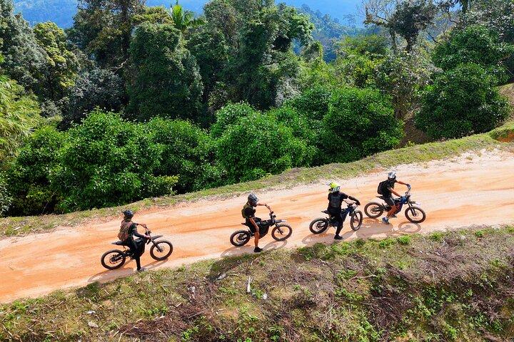 サムイ島のジャングルと山での電動ダートバイクプライベートツアー