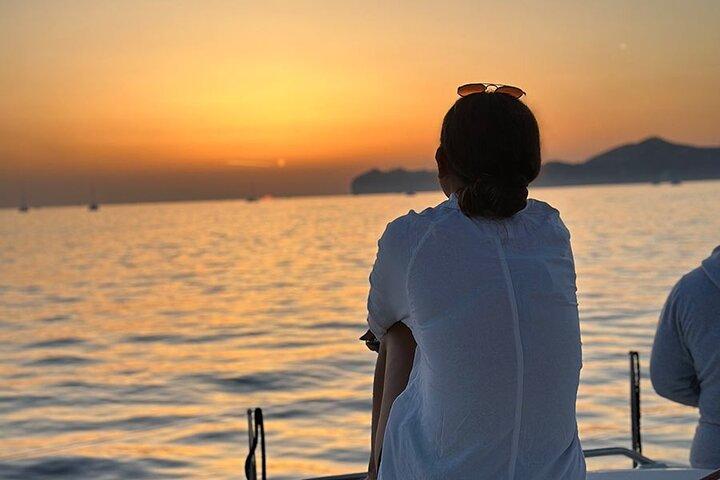 Lyxig Santorini Sunset Cruise: Middag, BBQ, Open Bar, Transfers