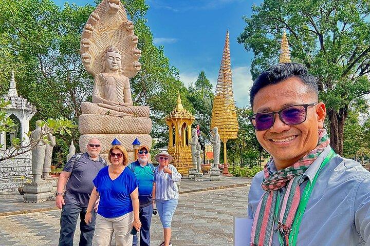Small Group Tour to Temples, Local Markets & Iconic Monuments