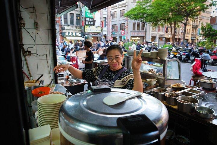 Taipei : Tour gastronomico Mercato locale con 12 + degustatori e bevande inclusi