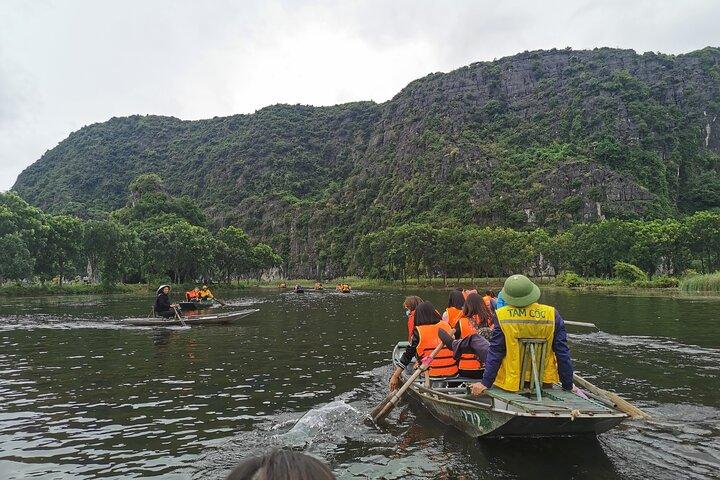 Hoa Lu - Tam Coc Ganztag mit Tempel, Bootsfahrt und Radfahren