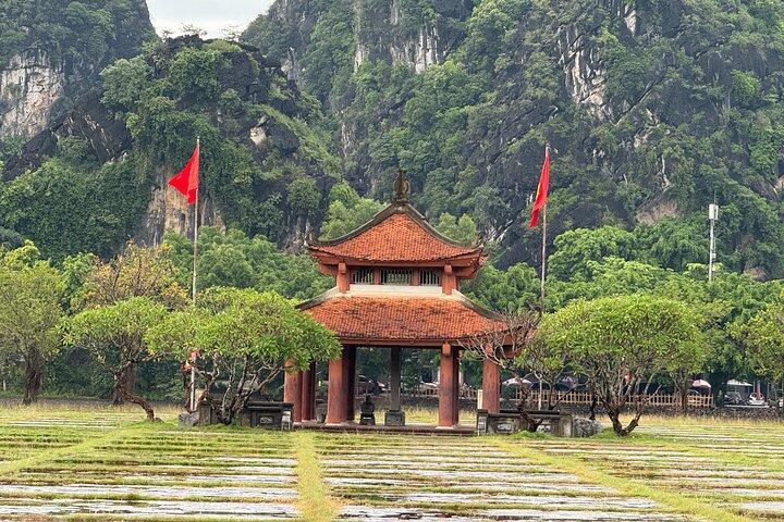 Hoa Lu - Tam Coc heldag med tempel, båttur och cykling