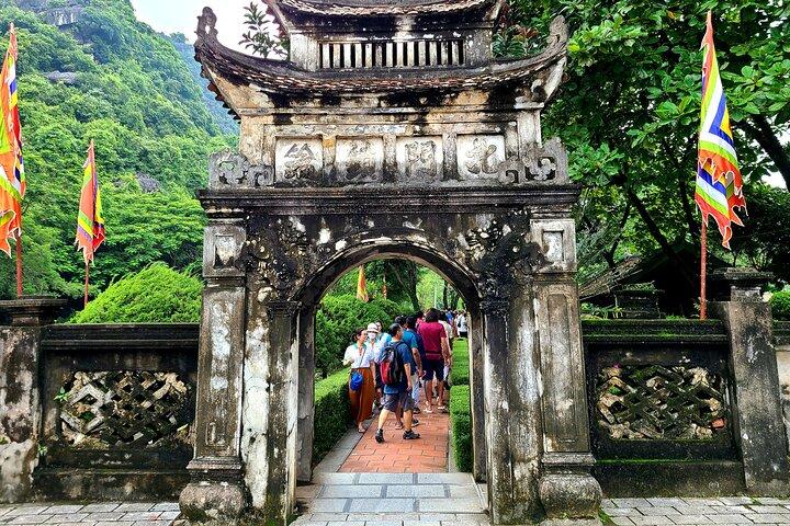 Hoa Lu - Tam Coc heldag med tempel, båttur och cykling