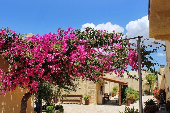 Privat tur på Kreta på klostre og Vamos Village med frokost