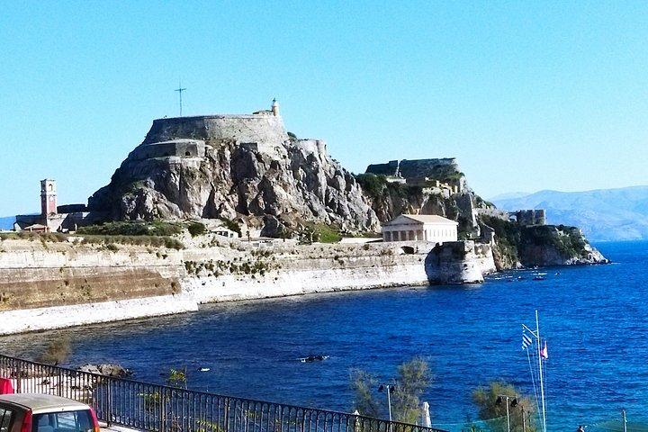 コルフ島プライベートツアーパレオカストリツァ修道院と町探検