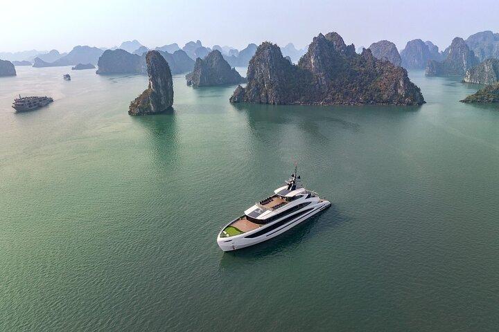 Traslado privado y crucero de un día de lujo por la bahía de Halong/Lan Ha desde Hanói
