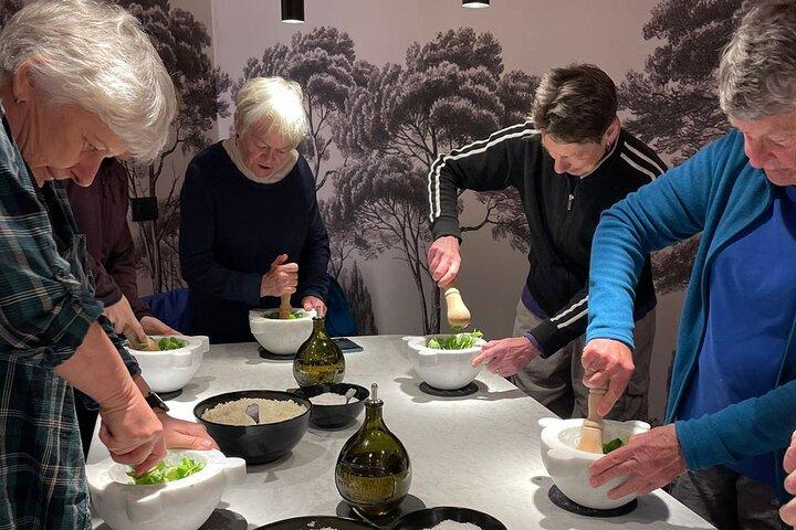 Lezione di Pesto a Porto Venere con Pasta e Vino vicino alle Cinque Terre
