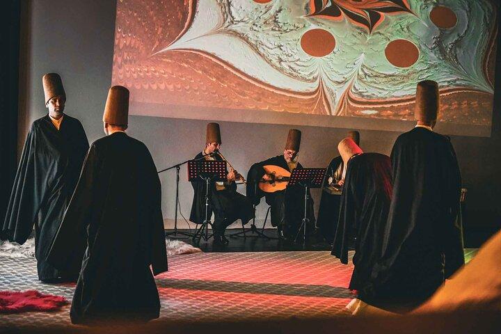 Istanbul Traditionella virvlande dervischer nära Hagia Sofia