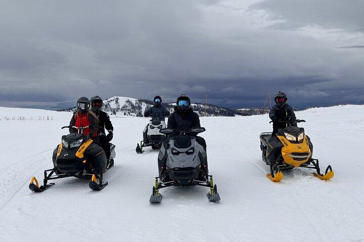 Aventura guiada de 3 horas en moto de nieve