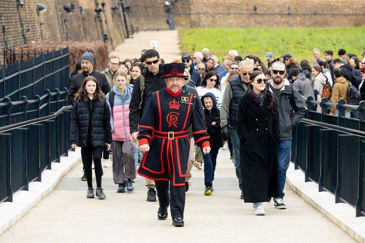 ロンドン塔と王冠の宝石ツアー（ビーフィーターとの交流付き）
