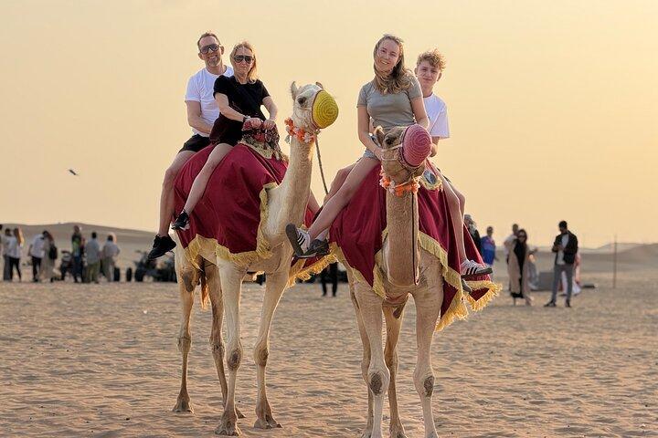 Private Wüstensafari Abu Dhabi mit Kamelritt & Sandboarding