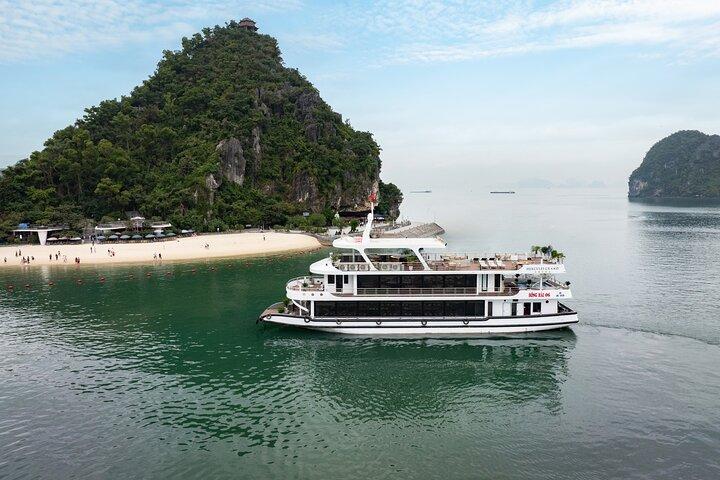 Lusso Ha Long Bay Day Cruise con buffet gourmet e kayak