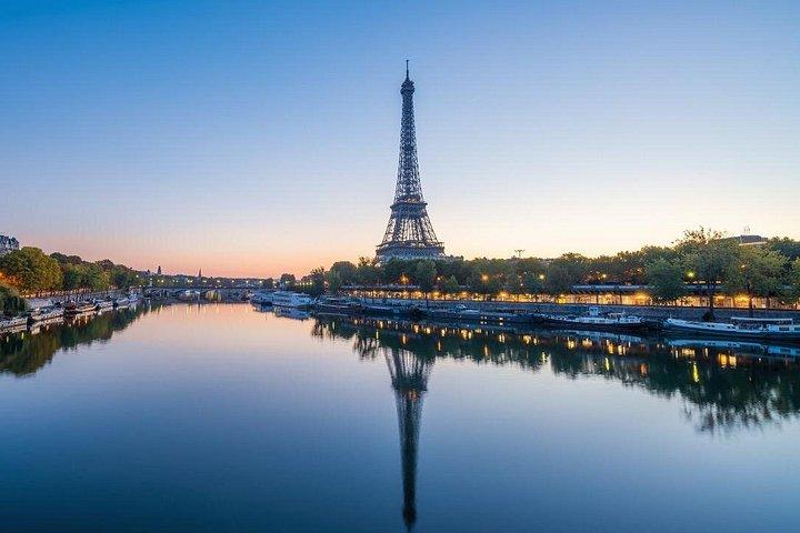 Private 8 hours Paris City Day Trip with Local Driver Guide