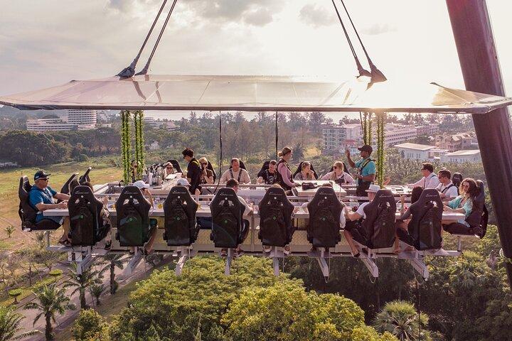 空に浮かぶプーケットディナー 都会の上のユニークなラグジュアリーダイニング