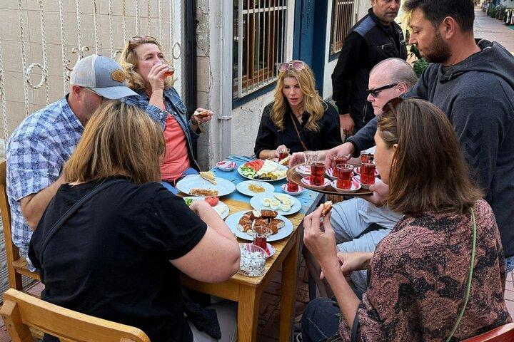 Kusadasi Marche et dégustation de plats turcs Visite en petit groupe