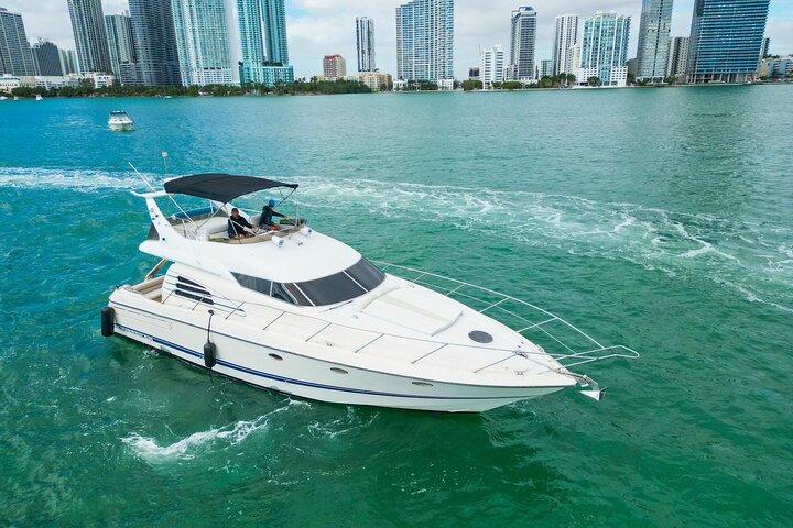 50' Private Yacht Erfahrung in Miami für 12 Personen