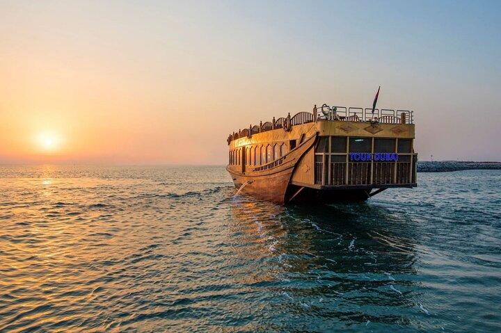 ドーハ：夕日体験、ディナー付き伝統的なダウクルーズ