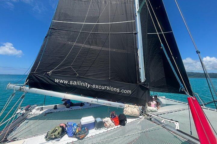 Demi-journée en catamaran à la voile dans le lagon Sailinity