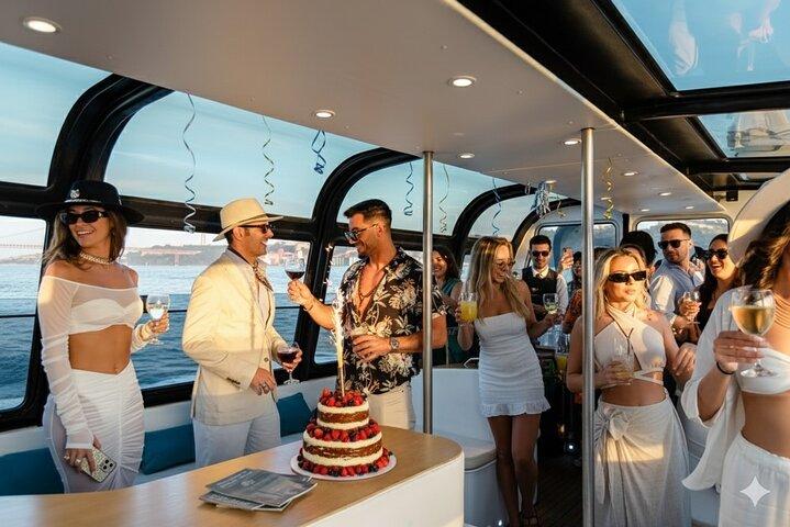 Visite privée de Lisbonne pour les fêtes d'anniversaire sur un bateau Premium