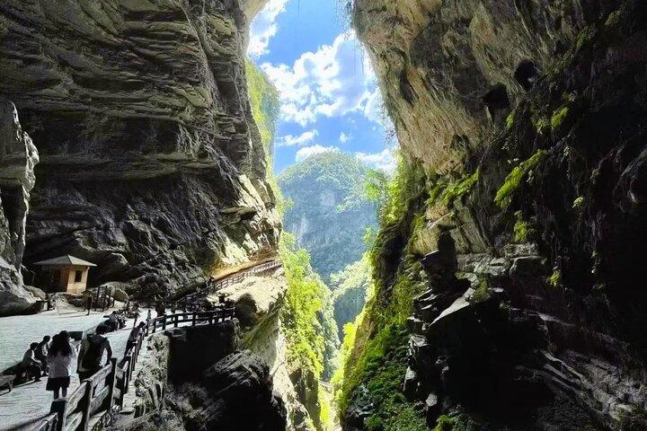 Chongqing Private 1 - Day : Naturstensbron & Fairy Mountain Park