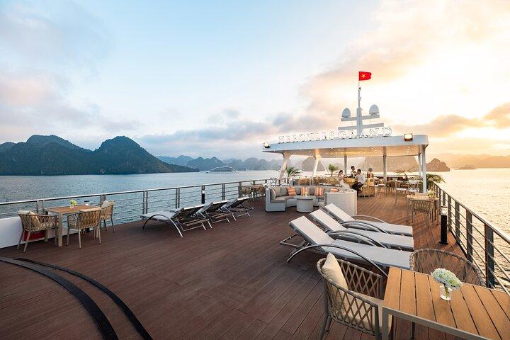Luksus Ha Long Bay Cruise med buffet fra Tuan Chau Havn