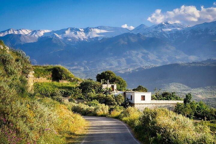 Privat tur på Kreta på klostre og Vamos Village med frokost