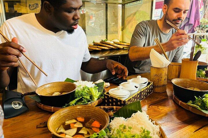 Tour di Hanoi Street Food per piccoli gruppi con Train Street