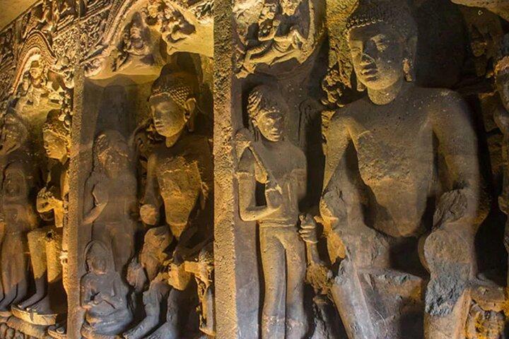 Mest populära 2-dagars guidad rundtur i Ajanta & Ellora-grottorna med bil