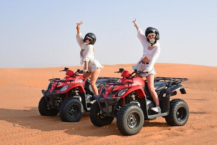 Safari dans le désert du matin avec quad, balade à dos de chameau et Falcon
