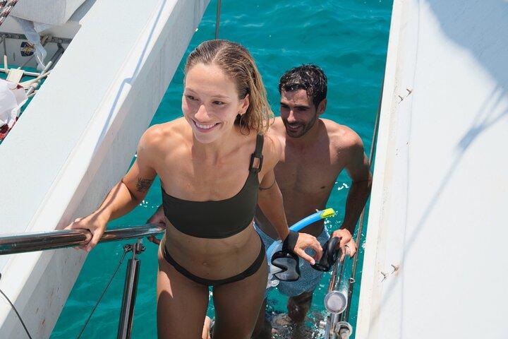 Catamarã com churrasco na Baía de Palma